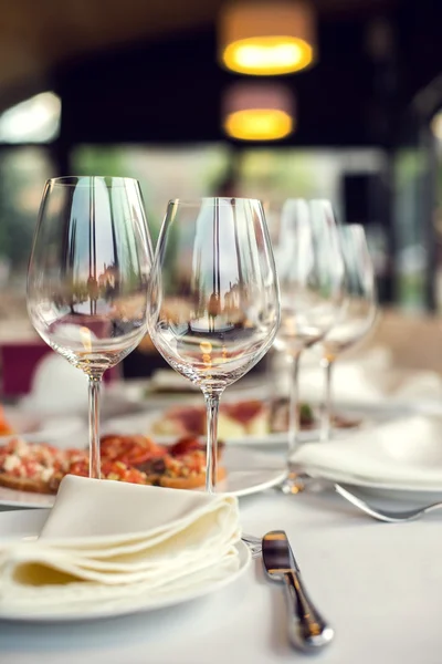 Feche a foto de copos vazios no restaurante. Foco seletivo — Fotografia de Stock