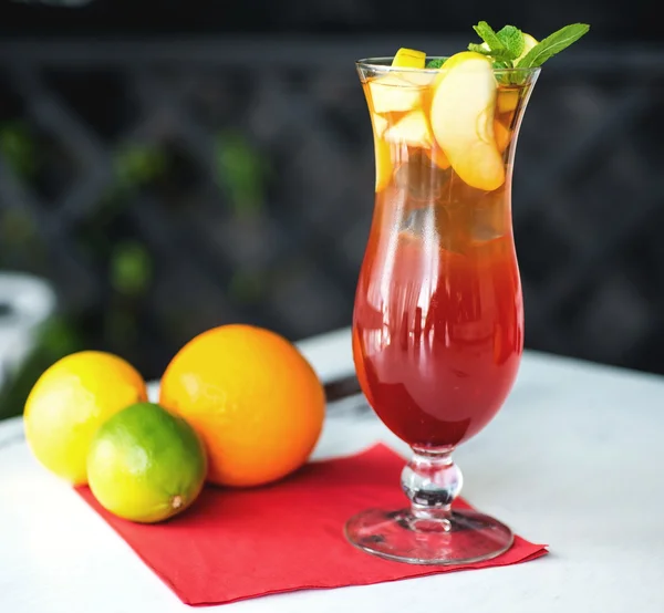 Sklenici čerstvé nealkoholický koktejl s limetkou, apple a zelené máty listy na dřevěný stůl — Stock fotografie