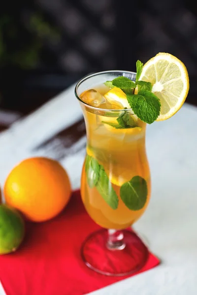 Iced drink with mint and citrus fruit. Selective focus — Stock Photo, Image