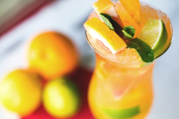 Oranje cocktail op rustieke houten tafel. Selectieve aandacht — Stockfoto