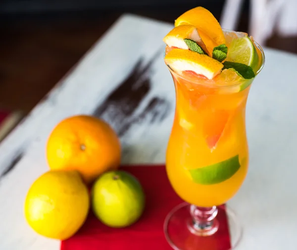 Oranje cocktail op rustieke houten tafel. Selectieve aandacht — Stockfoto