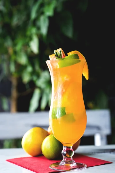 Verfrissende limonade met sinaasappels en mint op houten tafel. — Stockfoto