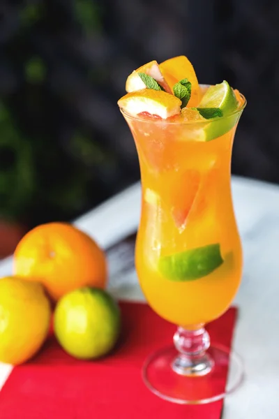 Verfrissende limonade met sinaasappels en mint op houten tafel. — Stockfoto
