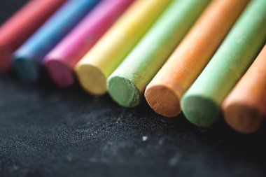 Tebeşir yazı tahtası üzerinde renkli parçalar