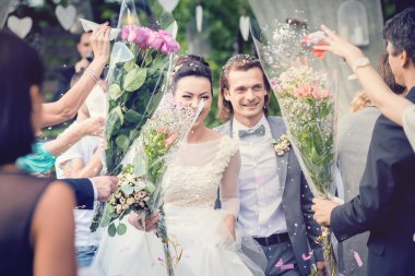 gül yaprakları bir yağmur altında sadece evli çift