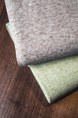 Ahşap arka plan üzerinde kumaş rulo