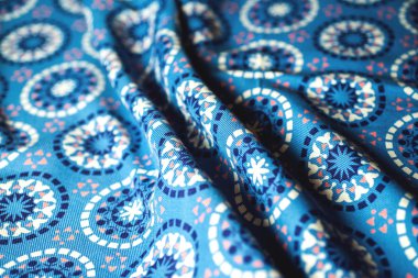 ahşap arka plan üzerinde süsleme ile mavi kumaş Tekstil