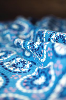 ahşap arka plan üzerinde süsleme ile mavi kumaş Tekstil
