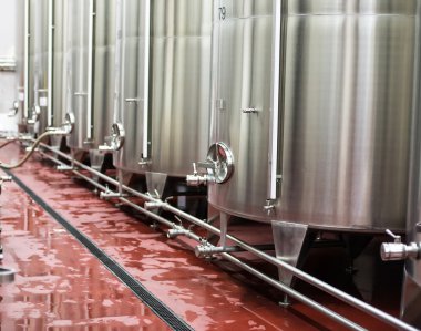 şarap fermantasyon için büyük metal rezervuarlar