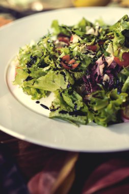 taze salata marul ve domates plate.wooden arka plan üzerinde. Seçici odak