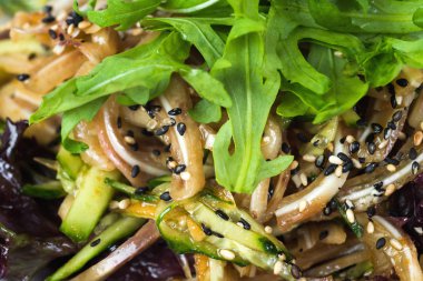 Füme domuz kulakları salatası marul, balsamik ve soya sosu ile yakın çekim