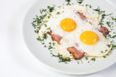 Tabak kızarmış yumurta, pastırma ve tavuk sosis beyaz arka plan üzerinde