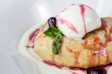 Beyaz şeker, badem ve vanilyalı dondurma buzlanma ile Apple strudel