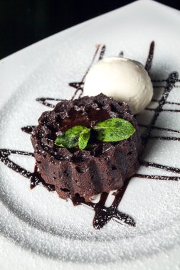 Vanilyalı dondurma kek yemek masada nane ile