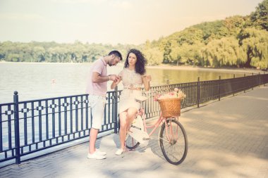 Yaz parkta pembe vintage bisiklet ile Çift