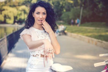 Dekoratif ahşap Bisiklet halka bir kız elde. Seçici odak