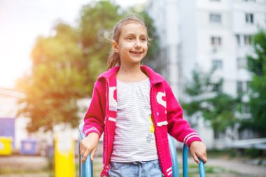 sevimli küçük kız Bahçesi, açık ateş oynuyor