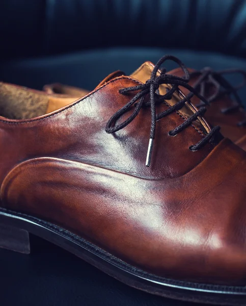 Ahşap ayakkabı sedye ile kahverengi deri Erkek Ayakkabı — Stok fotoğraf