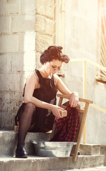 Pin up, foto in stile vintage di donna che fa il bucato — Foto Stock