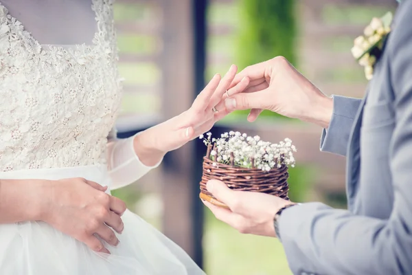 Alyans kadın el koyarak adam resmi