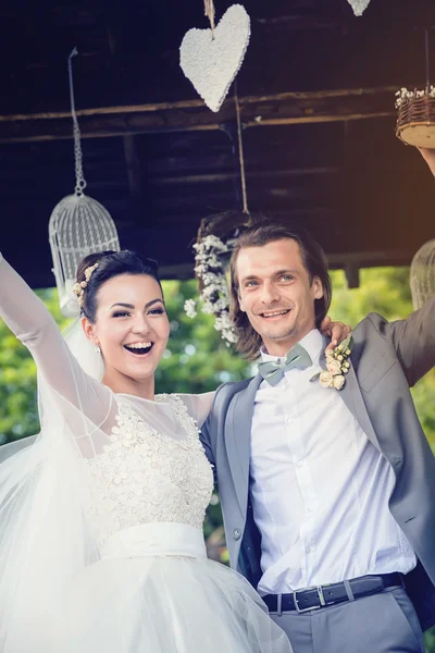 Glückliches junges Paar hat gerade geheiratet — Stockfoto