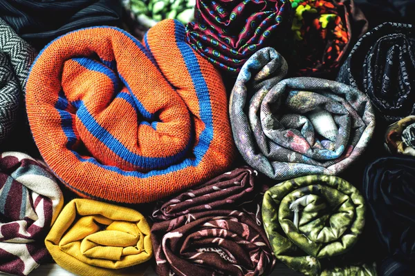 Rollen van kleurrijke stof als een levendige achtergrondafbeelding — Stockfoto