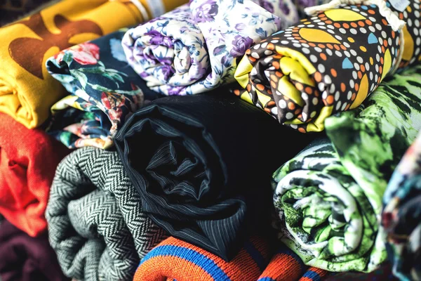 Rolos de tecido colorido como uma imagem de fundo vibrante — Fotografia de Stock