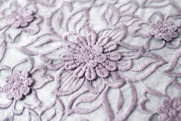 Красиве мереживо з квітковим орнаментом на білому тлі — стокове фото