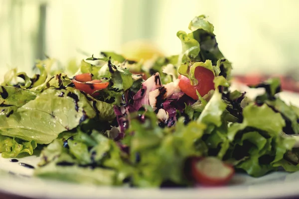 Verse salade met sla en tomaten op een plate.wooden achtergrond. Selectieve aandacht — Stockfoto