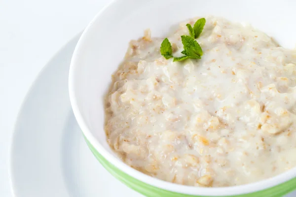 Ciotola di farina d'avena isolata su fondo bianco — Foto Stock