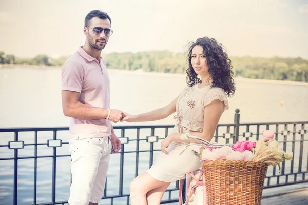 Couple with pink vintage bicycle in the summer park — Stock Photo, Image