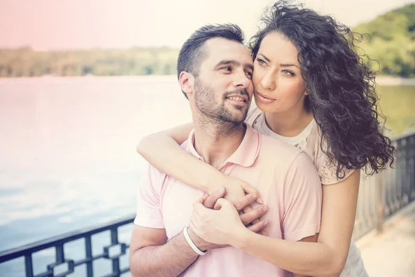 Couple avec vélo vintage rose dans le parc d'été — Photo