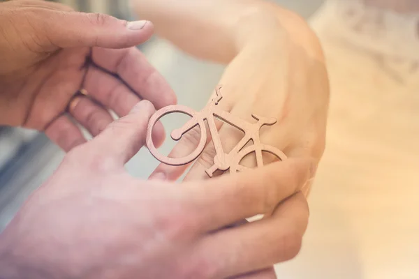 Anneau de vélo en bois décoratif sur une main de fille — Photo