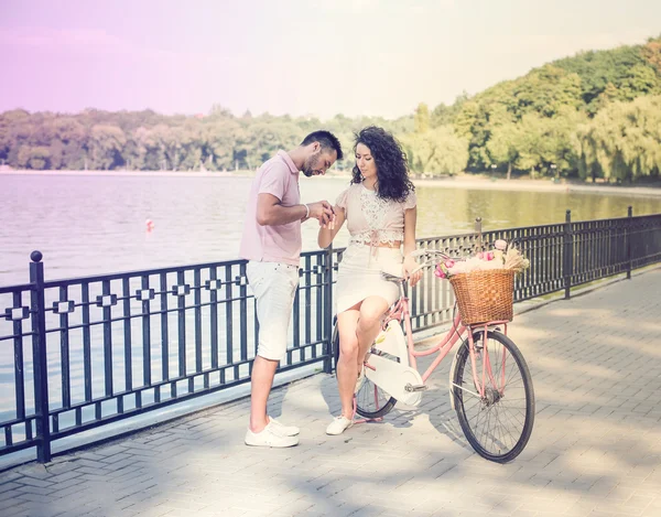 Paar mit rosa Oldtimer-Fahrrad im Sommerpark — Stockfoto