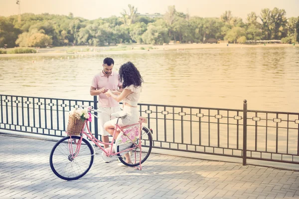 Paar mit rosa Oldtimer-Fahrrad im Sommerpark — Stockfoto