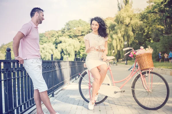 Para z różowy starodawny rowerów w parku lato — Zdjęcie stockowe