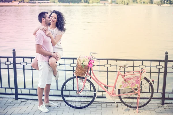 Ζευγάρι με ροζ vintage ποδήλατο στο πάρκο καλοκαίρι — Φωτογραφία Αρχείου