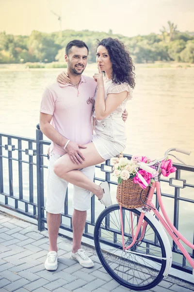 Pareja con bicicleta vintage rosa en el parque de verano — Foto de Stock