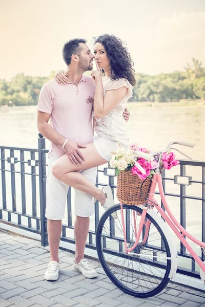 Pareja con bicicleta vintage rosa en el parque de verano — Foto de Stock