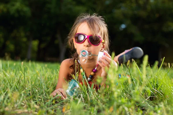 La imagen de una linda niña con burbujas — Foto de Stock