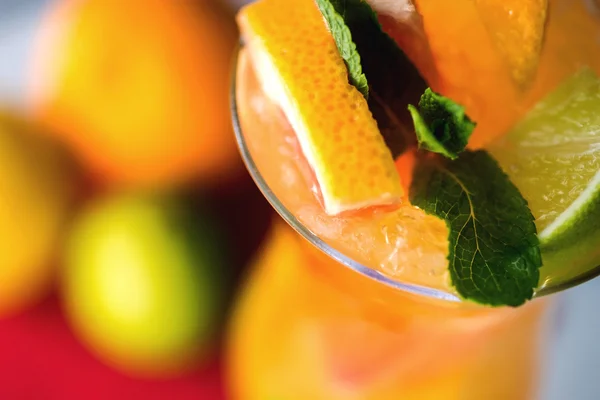 Освежающий лимонад с апельсинами и мятой на деревянном столе . — стоковое фото