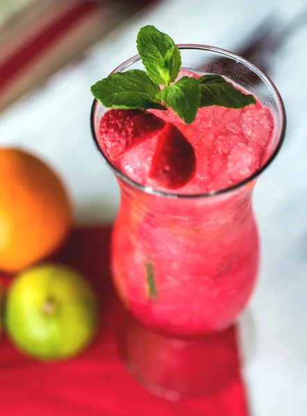 Aardbei cocktail versierd met munt in glas. Selectieve aandacht. — Stockfoto