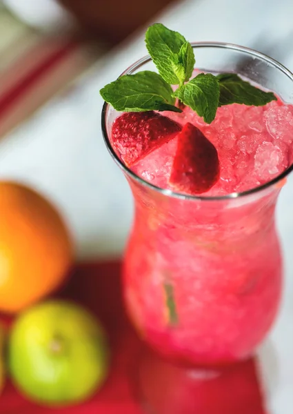 Cocktail aux fraises décoré de menthe en verre. Concentration sélective . — Photo
