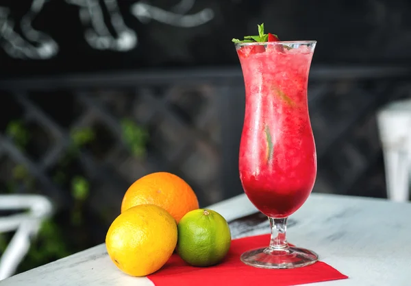 Aardbei cocktail versierd met munt in glas. Selectieve aandacht. — Stockfoto