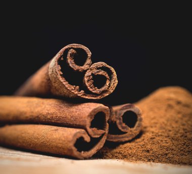 Tarçın ile ahşap arka plan, seçici odak üzerinde toz tarçın