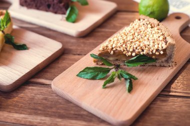 Nane ve limon ahşap tablo ile dekore edilmiş somun kek parçaları