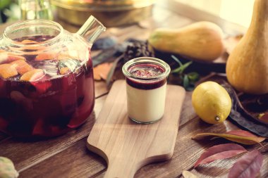 Geleneksel İtalyan tatlı panna cotta ile Ahududu ve kırmızı meyve çayı. Ahşap arka plan.