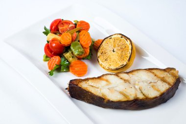 limon ve sebze ızgara barramundi biftek