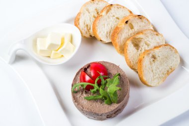 Kavanoz ve dilimlenmiş ekmek tavuk pate.