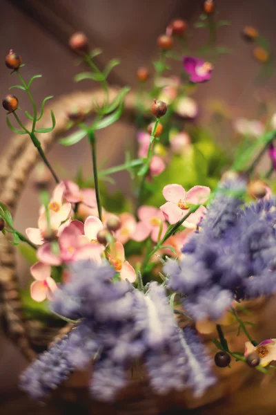 Літні квіти у вазі на дерев'яному фоні — стокове фото